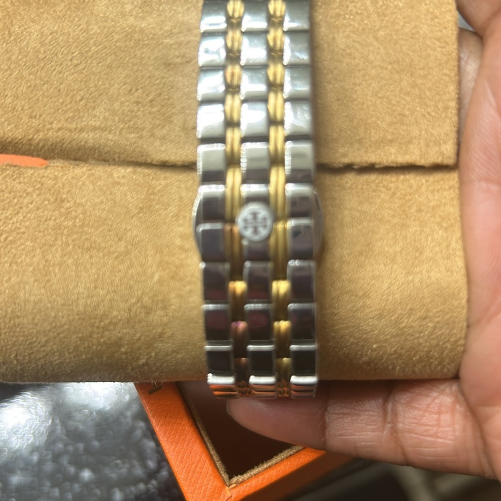 Tory Burch's 2-tone luxury bracelet watch: where punctuality meets pure style - Picture 4 of 5